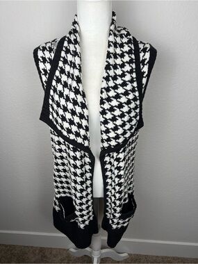 Chicos Houndstooth Sleeveless Sweater Vest Black & White